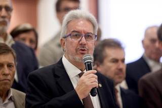 Empresarios y empleados están inconformes con la subida del 5 % del salario mínimo en Paraguay