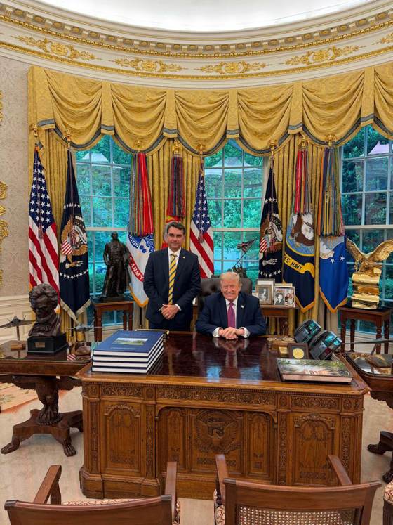 Trump recibe a Flávio Bolsonaro en la Casa Blanca para respaldar su candidatura