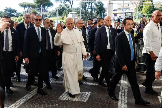 El papa entró andando al hospital acompañado de sus secretarios y médico personal