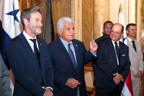 Mulino entrega el pasaporte panameño al hispanodanés Thomas Christiansen antes del Mundial