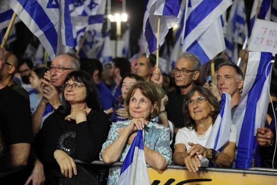 Tel Aviv convierte el duelo en esperanza en la última protesta antes de las elecciones