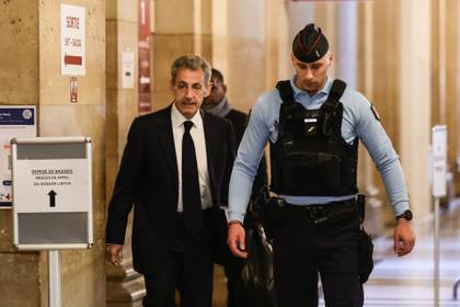 Sarkozy promete responder "con la verdad" a las víctimas de un atentado libio