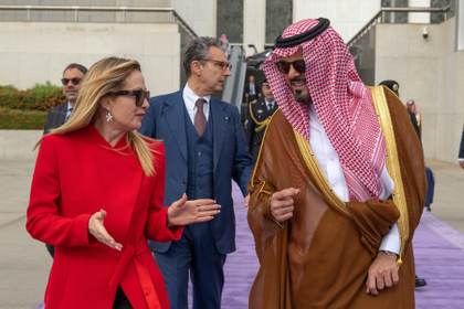Meloni aborda en Arabia Saudí ayuda militar defensiva y urge a asegurar estrecho de Ormuz
