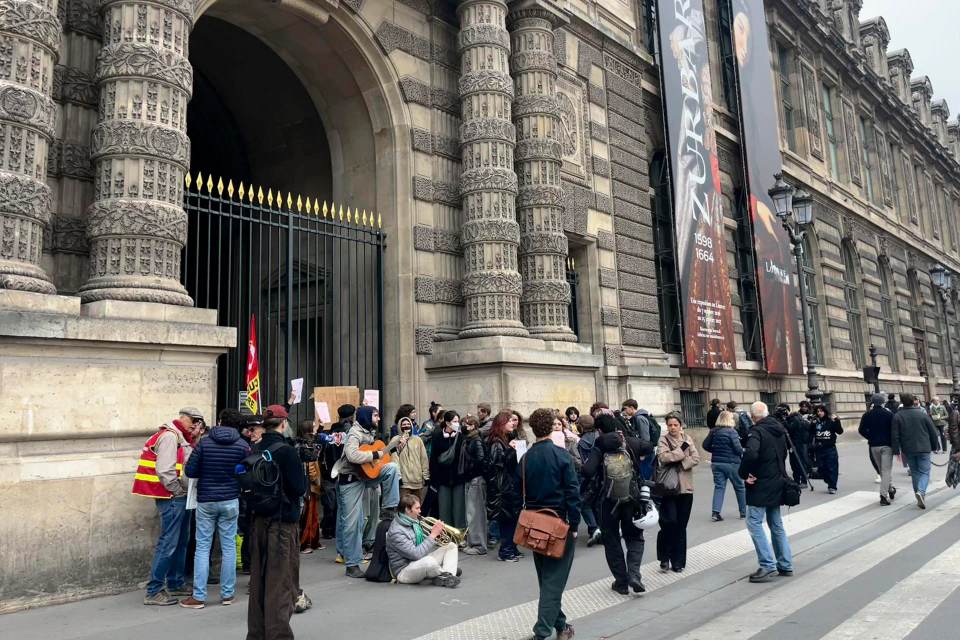 Estudiantes bloquean el acceso al Louvre en apoyo a las protestas de los institutos