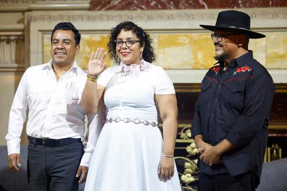 El grupo La Santa Cecilia subraya su intención de "unir" a México y EE.UU con la música