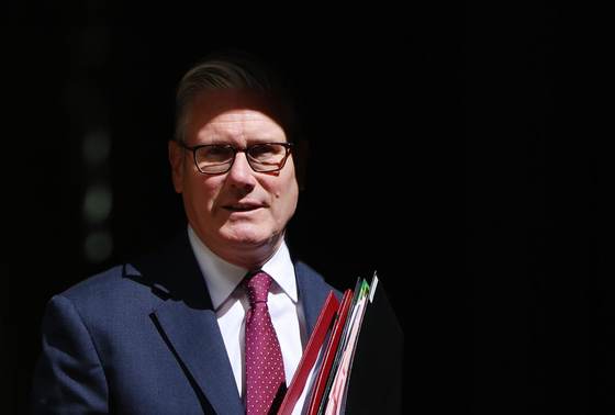 Starmer admite "errores innecesarios" en su Gobierno tras la debacle electoral laborista