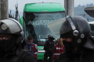 Policía mexicana frena a estudiantes de Ayotzinapa que se unirían a protestas de maestros