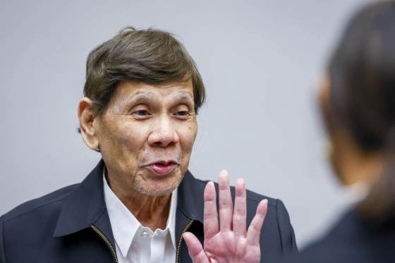 Familiares de víctimas piden "un juicio justo" tras la aparición de Duterte ante la CPI