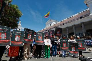 Familias de desaparecidos en el conflicto armado en Ecuador exigen información de los operativos