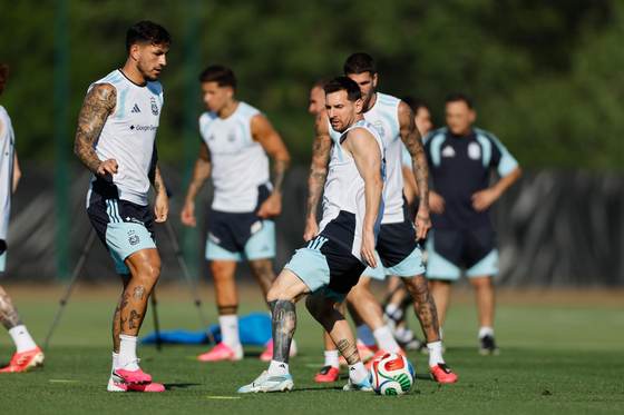 Argentina exhibe su fondo de armario con Julián Álvarez en el foco