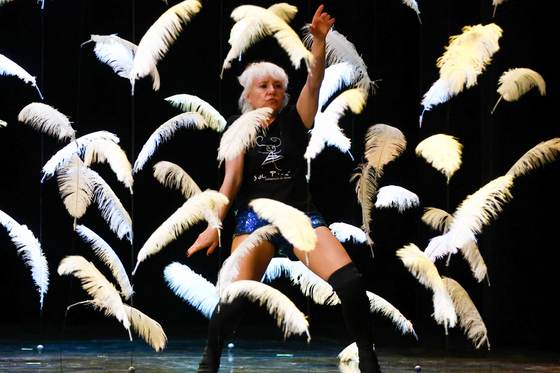 Coreógrafa española Sol Picó debuta en Panamá con 'Malditas plumas' e inaugura FAE 2026