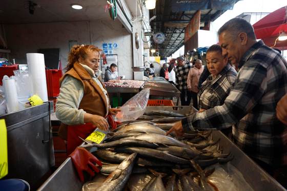 Los mexicanos tratan de sortear la inflación comprando en mercados locales en Semana Santa