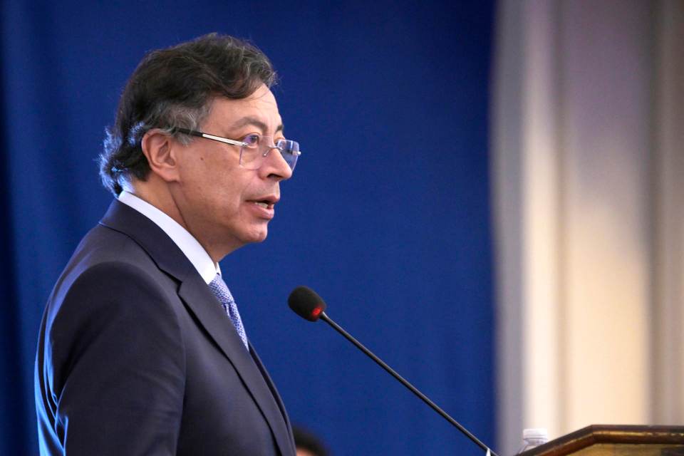Petro dice que las armas que matan civiles en el suroeste de Colombia llegan desde Ecuador