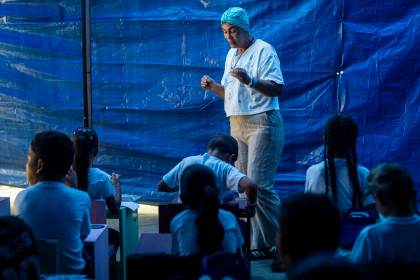 Maestra convierte refugio en una escuela para niños afectados por terremotos en Venezuela
