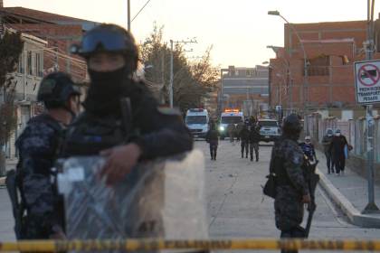 Policía confirma dos muertos y siete desaparecidos en explosión en cuartel en Bolivia