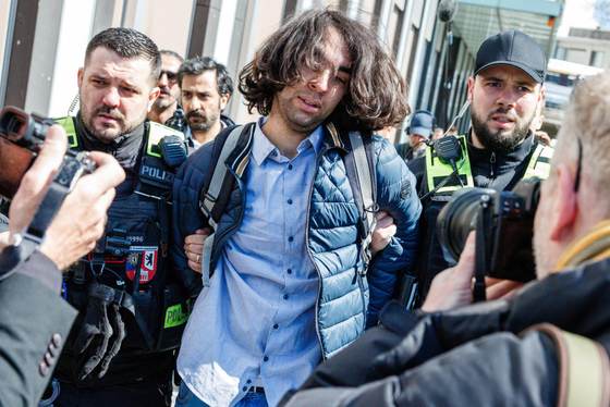 Tiran líquido rojo sobre Reza Pahlaví, el heredero del sha, durante su visita a Berlín