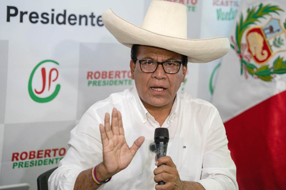 Candidato izquierdista pide a ultraderechista que respete los votos rurales en Perú