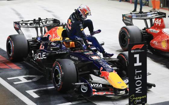 Verstappen 'dobla', firma la 50 y apunta a su primer triunfo en la noche de Singapur