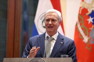 Kast llama a la unidad regional contra el crimen organizado en primera visita a Paraguay