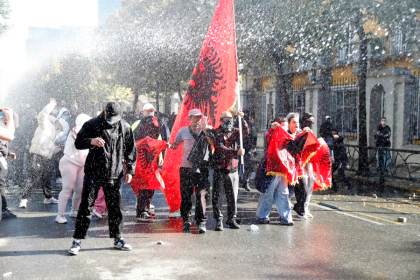Tirana amanece en calma tras cuatro días de protestas violentas contra el Gobierno