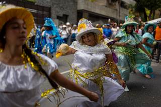 Cientos de 'palmeros' bajan de la montaña de Caracas con palmas para el Domingo de Ramos