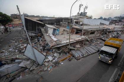 Reclaman maquinaria para recuperar cadáveres en zona afectada por terremotos en Venezuela