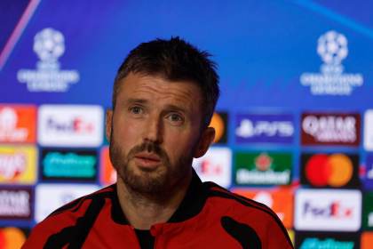 Carrick confirma las bajas de Mainoo y Shaw ante el Atlético