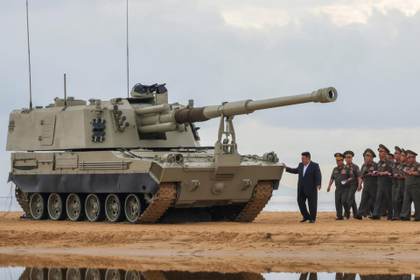 Kim observa pruebas de armas para reforzar la frontera intercoreana en efeméride de Guerra