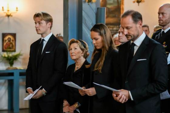 Numerosos ciudadanos acuden a la iglesia de Asker para acompañar a la familia real noruega