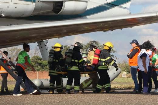 Bolivia evalúa su respuesta ante emergencias con simulacro aéreo en su región más poblada