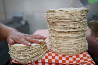 Autoridades mexicanas descartan alza en precio de la tortilla y piden frenar rumores