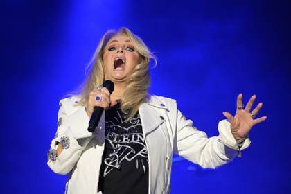 Bonnie Tyler sigue "gravemente enferma aunque estable", confirma su equipo