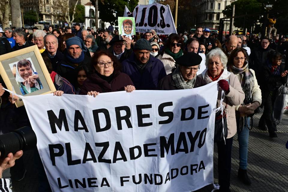Taty Almeida, líder de Madres de Plaza de Mayo, descansa en paz en el lugar de su lucha