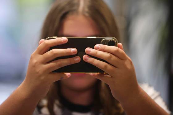 La UE vetará las redes sociales a menores de 13 años y las limitará hasta los 15