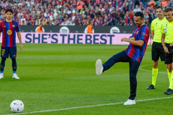 Pedro Rodríguez, ovacionado tras hacer el saque de honor del Barça-Getafe