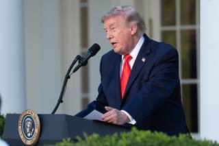 Trump acusa a Irán de violación "insensata" de la tregua por ataque a buque en Ormuz