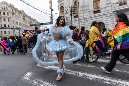 Miles de personas marchan por el Día del Orgullo para reivindicar derechos LGTBI en Perú