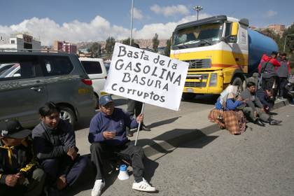 Transportistas bolivianos realizan una huelga por daños causados por gasolina contaminada