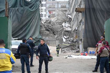 Al menos un muerto, dos atrapados y un herido tras colapso de edificio en Ciudad de México