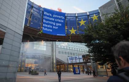 Greenpeace cuelga una pancarta gigante en la Eurocámara contra el aumento de precios de la energía