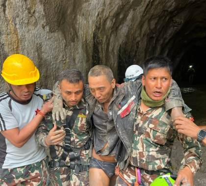 Nepal y China sitúan en 1.372 los muertos doce días después de las devastadoras riadas