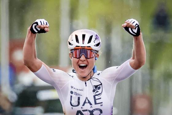 Paula Blasi hace historia al imponerse en la Amstel Gold race