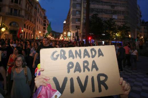 La manifestación por la vivienda en Granada concluye con una acampada