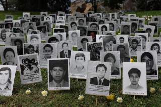 Familias de víctimas de conflicto interno de Perú denuncian intentos de borrar la historia