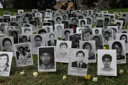 Familias de víctimas de conflicto interno de Perú denuncian intentos de borrar la historia