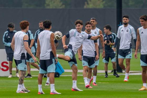 Argentina pudo comenzar el entrenamiento y Scaloni evalúa hacer cambios en el once
