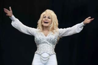 El cambio de guardia de Buckingham homenajea a Dolly Parton con una versión de '9 to 5'