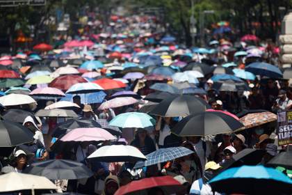 México anuncia aumento salarial del 9 % a docentes entre protestas por el Día del Maestro