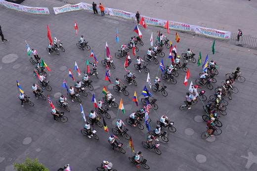 Protestan contra "limpieza social" por ciclovía rumbo al Mundial en Ciudad de México
