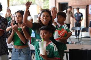 "Sufrimos juntos y ganamos juntos": la afición mexicana desata la fiesta en Los Ángeles